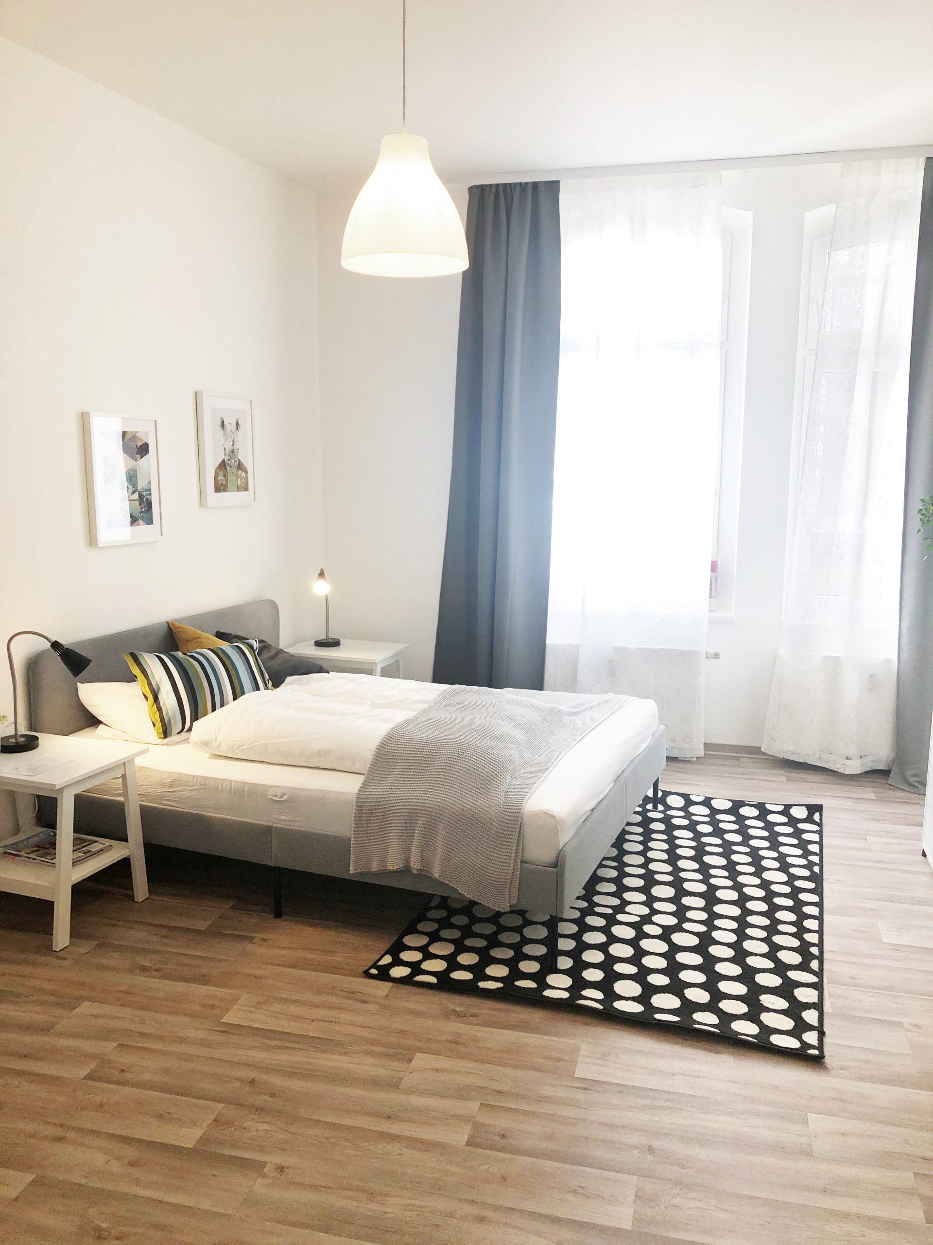 Doppelbett mit Fenster im Römerburg Apartment 2